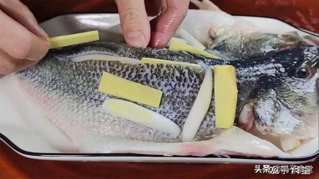 清蒸鲈鱼，别用盐和料酒腌制，教你几个窍门，鱼肉鲜嫩，不腥不柴