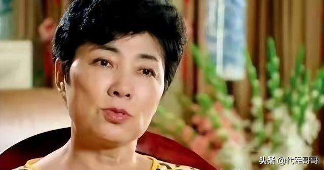 母亲入狱8年被判无期，她在国外逍遥度日，网友嘲讽：真是云孝子