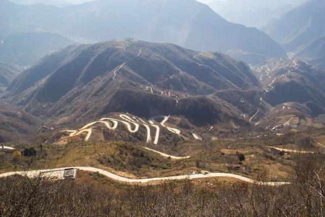 一山一路孤零零一棟老房子，秦嶺鎮安海棠山，山頂還住著一戶人家