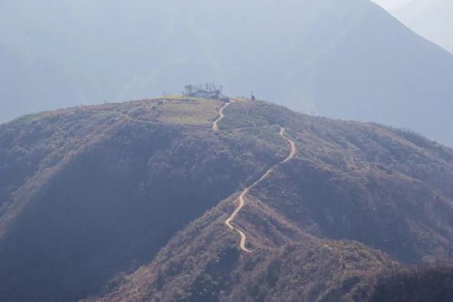 一山一路孤零零一棟老房子，秦嶺鎮安海棠山，山頂還住著一戶人家