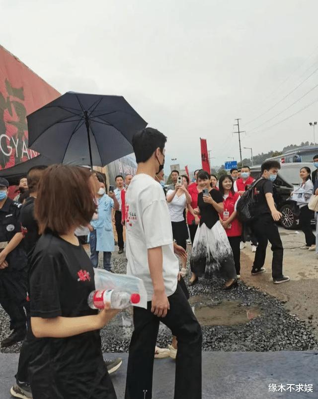 杨洋身高多少_真实，杨洋身高多少_真实身高