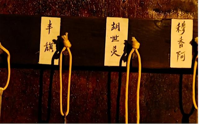 乾隆的一天是怎么过的？4点起床、晚上7点翻牌