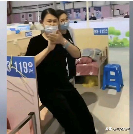 上海一小伙出方舱就怀念，错过车重回方舱欣喜万分，网友：温柔乡