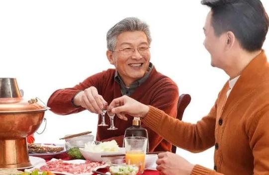 吃晚饭时，长期喝点“白酒”的人，身体会怎样呢？