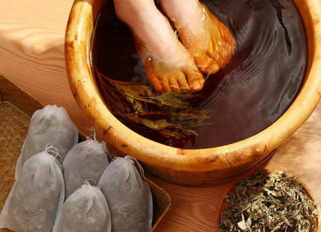 睡前坚持用艾叶泡脚，或许有益于身体健康，不妨转给家人看看