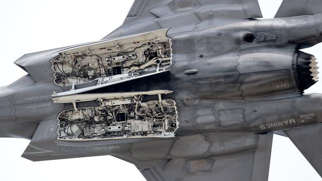美军高官透露歼-20曾与F-35近距离接触，歼-20能否压制F-35战机？