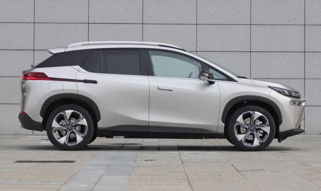 纯电车还得看国产，这两款电车造型简约又科幻，大屏幕才够爽