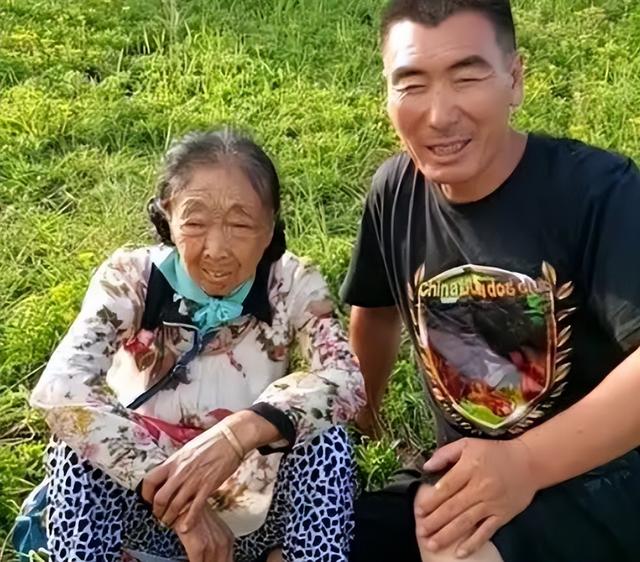 85岁马玉琴被丈夫苛待，午饭用小面包应付，丈夫：不想费事
