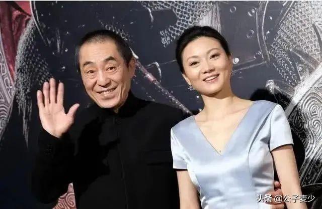 72岁张艺谋身体状况令人担忧！拆盲盒双手颤抖，脸颊消瘦两鬓斑白