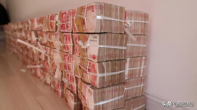 据网上的资料显示,一亿元现金叠在一起的重量是1.15吨,体积是1.