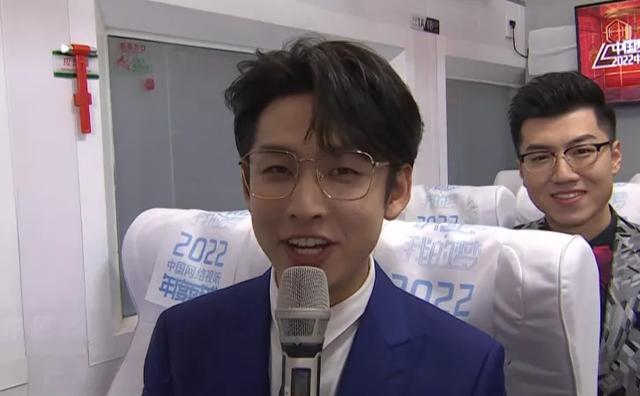 主持人手卡姿势(主持人拿稿正确姿势)-天晟网