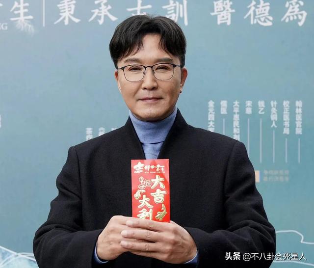 “假冻龄男神”被揭穿，脸肿、僵硬、笑不出来，钟汉良尤其明显