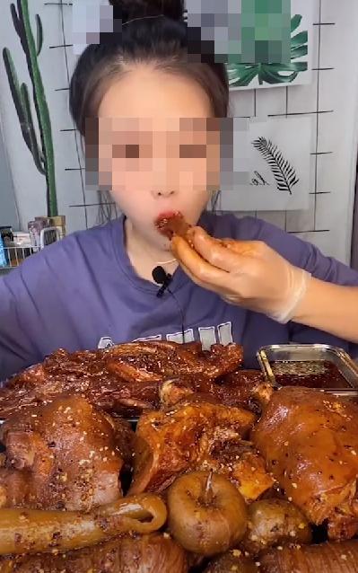 这种无底线奇葩吃播，终于被封杀