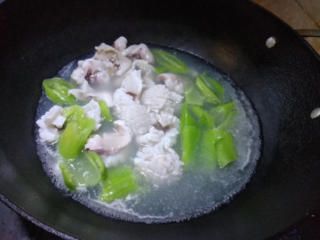 人过中年以后，建议常吃这4种食物，腿脚有劲易消化，别不懂吃