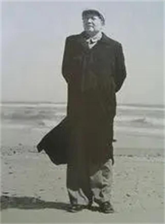 1949年毛泽东出访苏联，苏联人给厨师送来一死鱼，毛泽东：扔出去