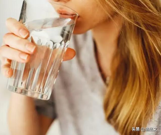 《常识》最伤身的4种水，别小看喝过期水的危害