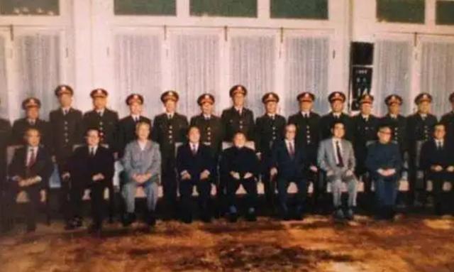 1988年邓公决定恢复军衔制，却下令：取消元帅和大将军衔！为啥？