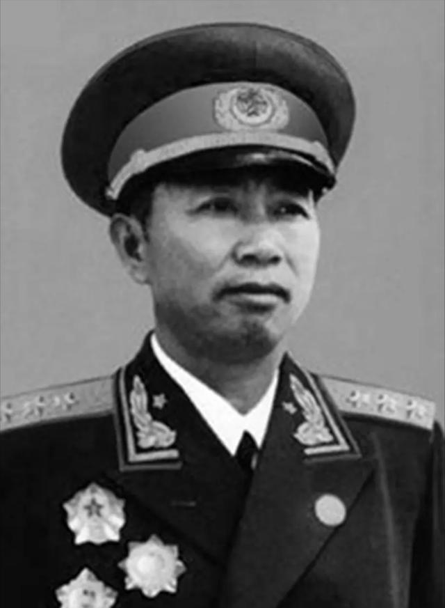 1952年，毛主席得知空军一年军费后，为什么让刘亚楼向他敬个礼？