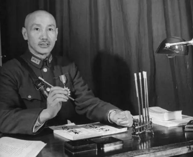 建国后卫立煌迟迟没回大陆，周总理问“是否有顾虑”，其妻：有