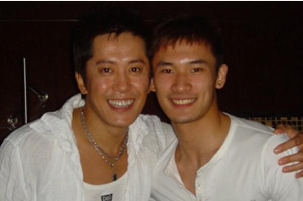 52岁毛宁商演捞金，搂富婆深情对唱，互动卖力被质疑整容
