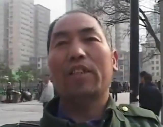 农民父亲供儿子读本科，结果儿子毕业后却当了保安，月薪仅有600