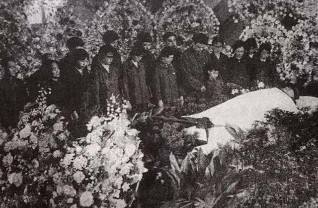 78年王近山逝世，骨灰安置于南京，两年后邓小平下达一道特殊命令