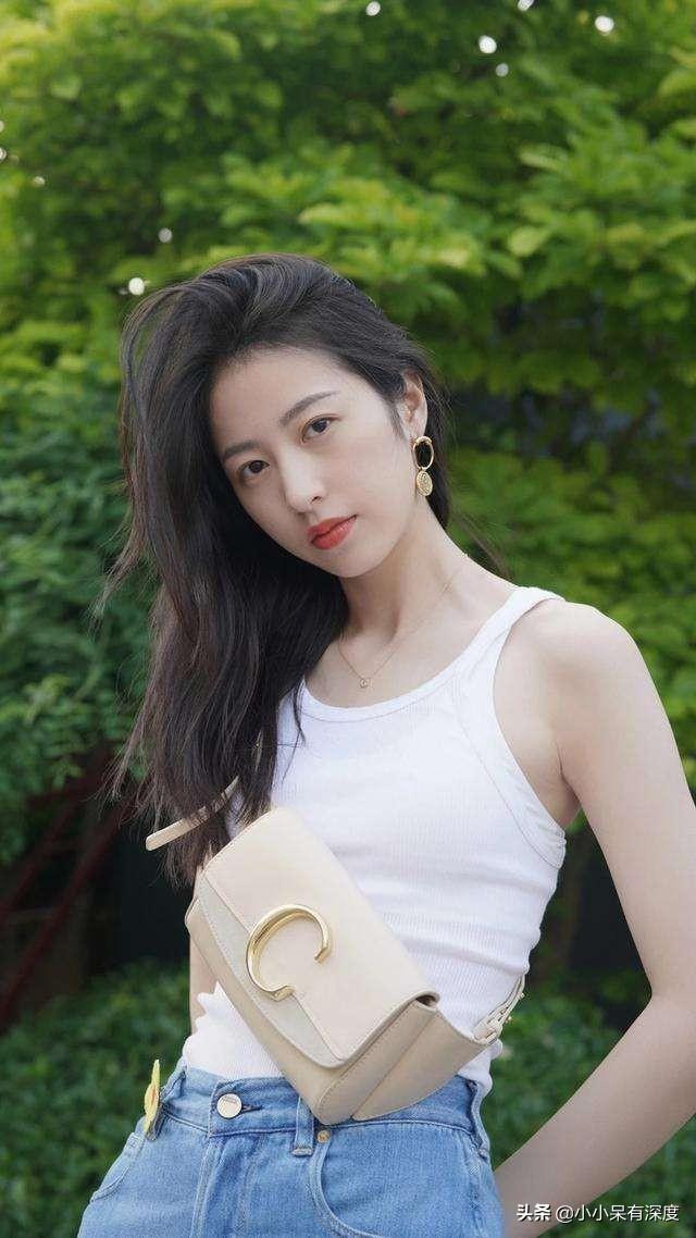 周雨彤长相清秀漂亮,即使素颜也很能"打".