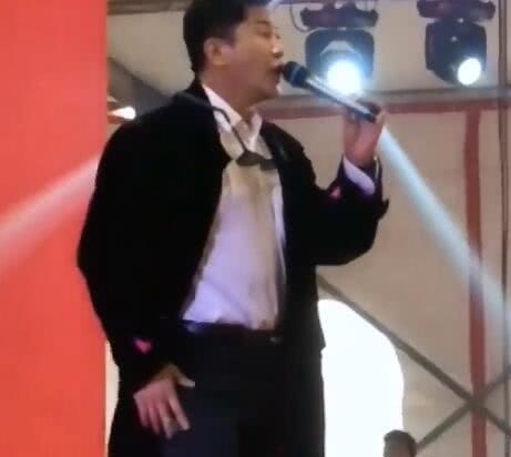 52岁毛宁商演捞金，搂富婆深情对唱，互动卖力被质疑整容