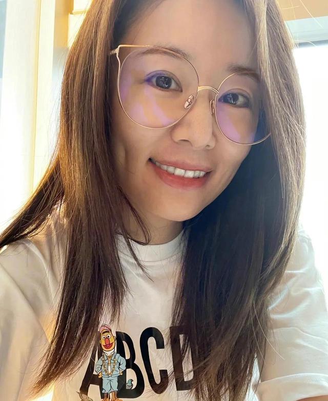 陈若仪高调探班，和林心如大方合影，两人颜值成为对比版