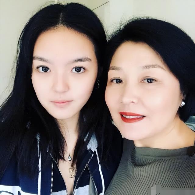 李咏妻子分享女儿最新动态：老公离世快4年，女儿也长大成熟了