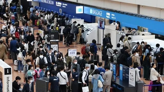 日本五一休10天！黄金周首日人山人海，机场车站人挤人