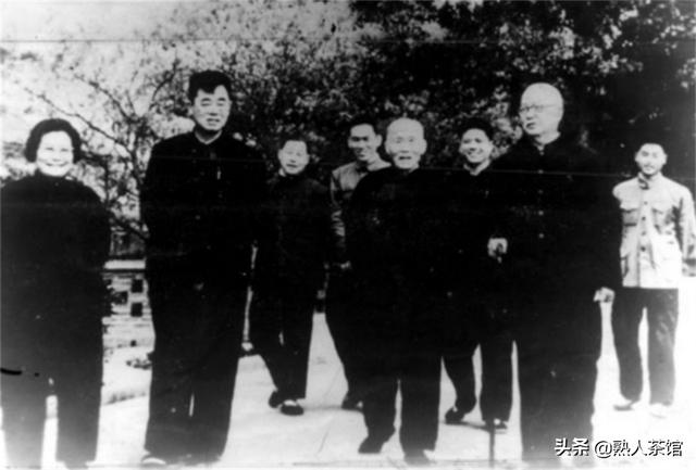 家宴上，毛主席抓着老人的手，对江青和大家说：你们知道他是谁吗