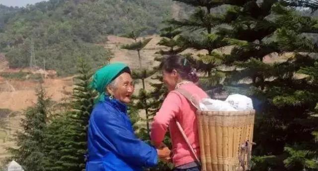 儿子21岁边陲牺牲，母亲因没钱，20年后才含泪到坟前：妈妈来晚了