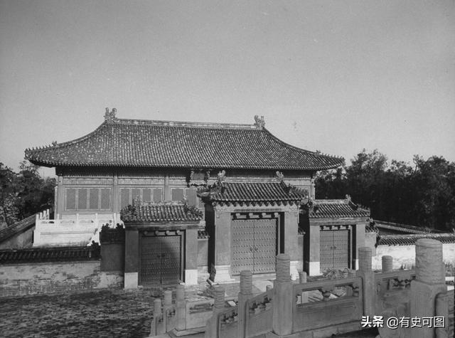 1946年的紫禁城外停滿了汽車，太和殿上放著袁世凱的西洋寶座