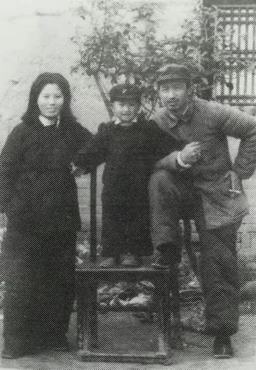 周希汉向17岁的周璇求婚，对方却不表态，陈赓拍板说：今天就结婚