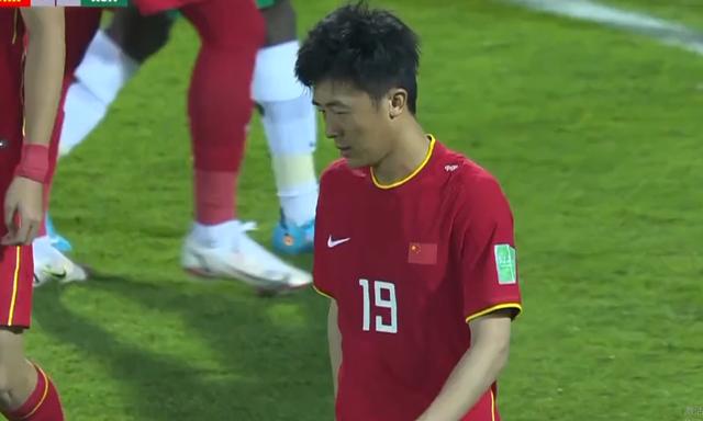 中国男足赢得尊重，李霄鹏换人收奇效！颜骏凌进步，于大宝该批