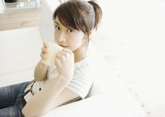 女子手麻难忍，没想到一个举动，竟救了自己