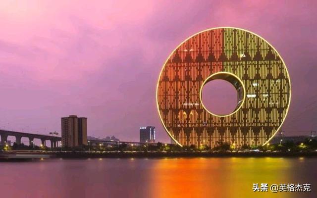 美國遊客到廣州旅行，看到銅錢大廈後直言：這設計很奇怪