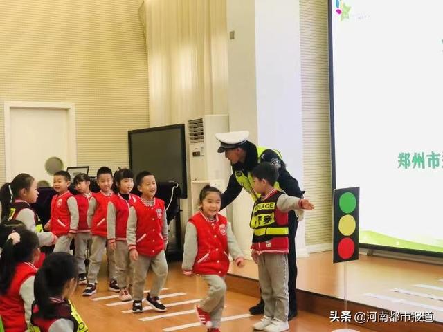 安全童行 健康成长交警六大队开展幼儿交通安全教育活动
