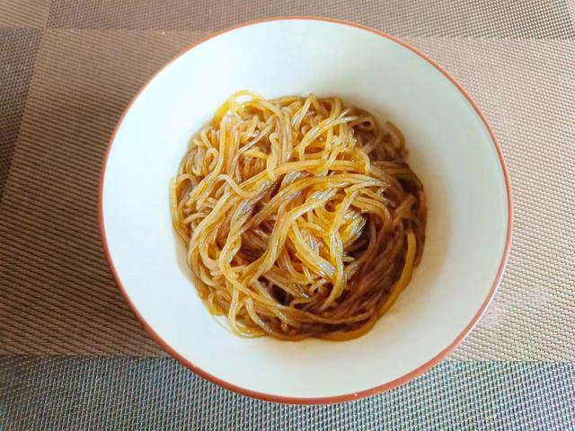 冬天又干又冷，记得给孩子吃1道“暖和菜”，通便润肠，真香啊