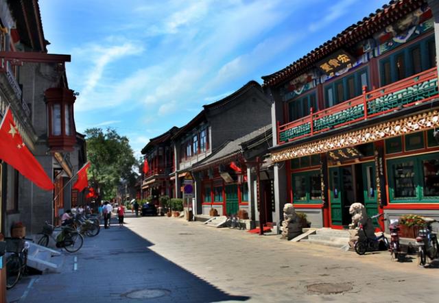 北京一小衆文化街，內多爲明清建築，青磚灰瓦古香古色，遊客卻少