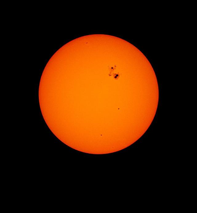科学家：太阳出现巨型黑子，和地球一样大！太阳究竟发生了什么？