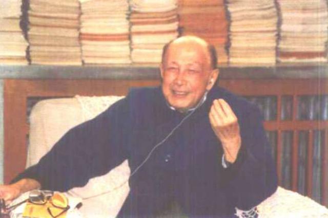 钱学森葬礼：逝世次日天降大雪，三军仪仗队抬棺，数十万人送行