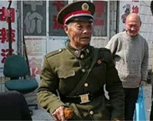 2007年江西老兵给战友扫墓，意外发现自己的墓碑，领导高度重视