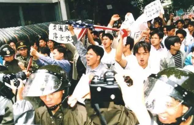 1999年，美国“误炸”中国大使馆，为何不反击？现在才知其中辛酸