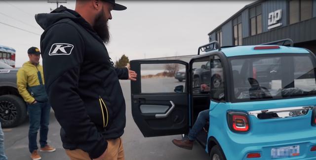 美国佬看不上我国电车，图便宜花2000买来试驾，却爱上了中国制造