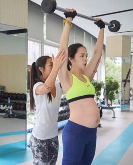 孕妇为何都喜欢拍孕肚照发网上，就连女明星都效仿