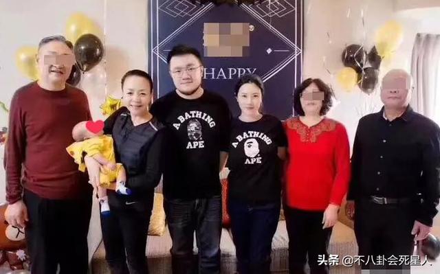 巴图晒全家福，大儿子像宋丹丹，老二像妈妈，网友：摆脱英达基因
