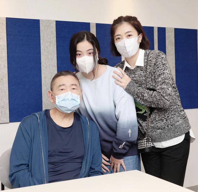 70岁刘銮雄出席会议罕露脸，步履蹒跚需搀扶上车，专车车牌显眼