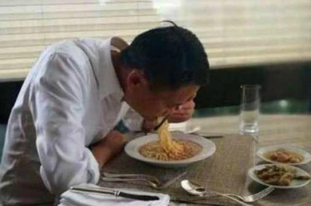 315老坛酸菜事件，一代人的童年幻想破灭了